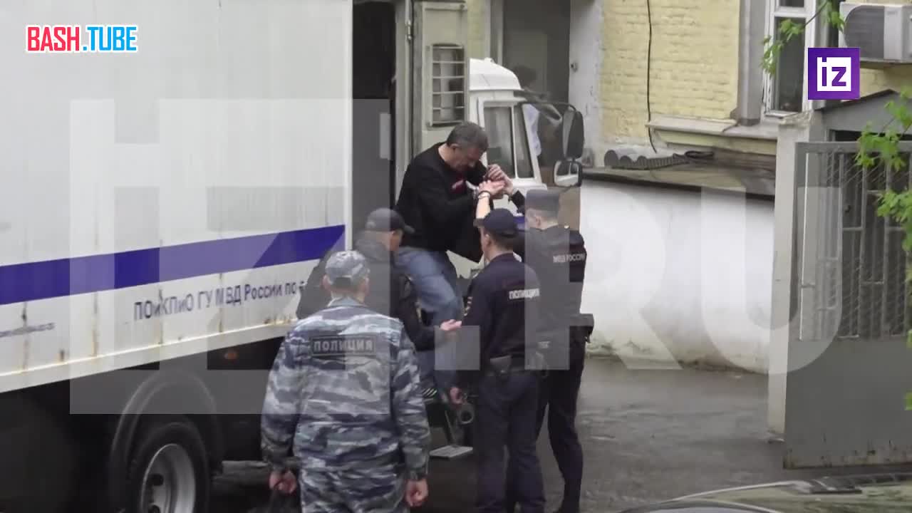 ⁣ Бывшего замминистра обороны России Тимура Иванова привезли в Басманный суд