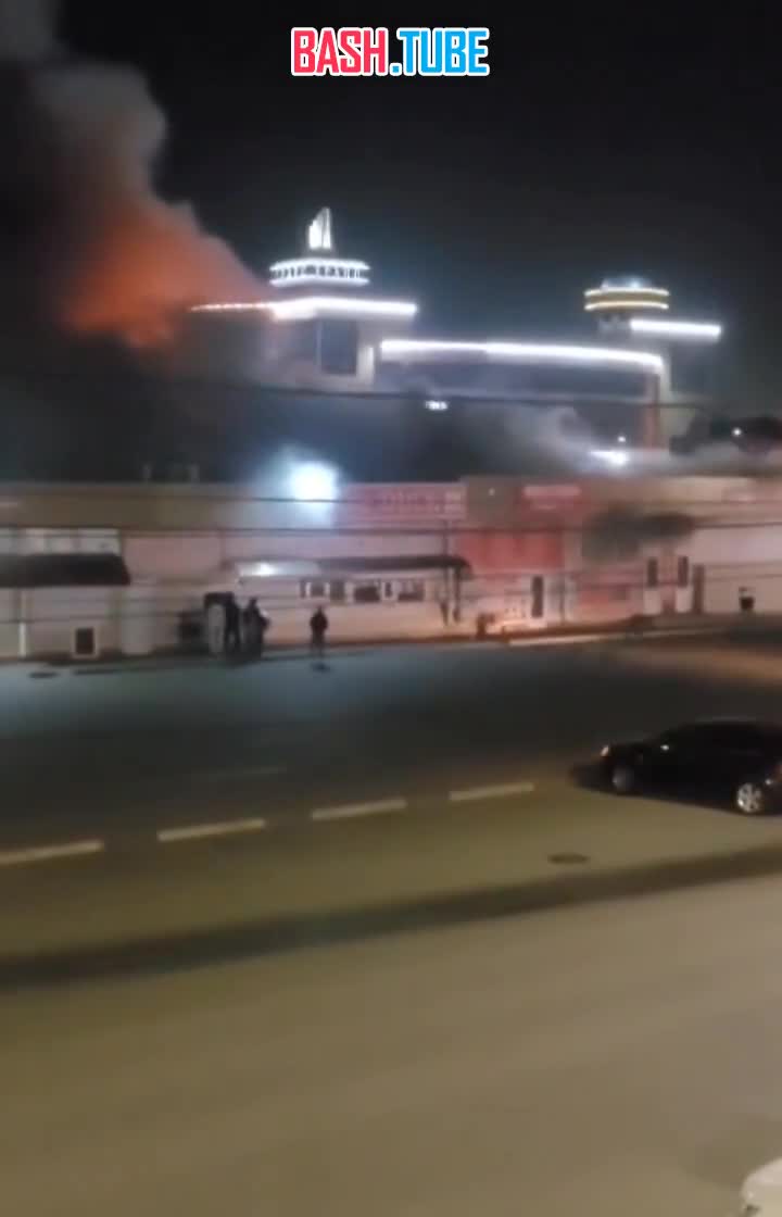 ⁣ Кадры разрушения «Центрального» рынка в Невинномысске, где накануне вечером загорелись торговые павильоны
