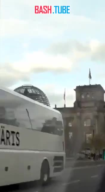  ️В Берлине неизвестные Герои водрузили на крышу Рейхстага знамя Победы