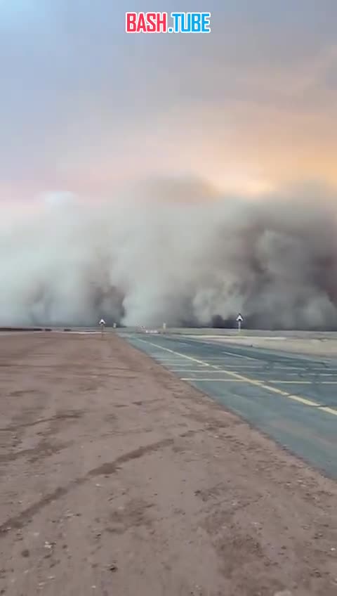 ⁣ Пыльная буря близ поселка Ушайкар, Саудовская Аравия, в 200 км от столичного Эр-Рияда