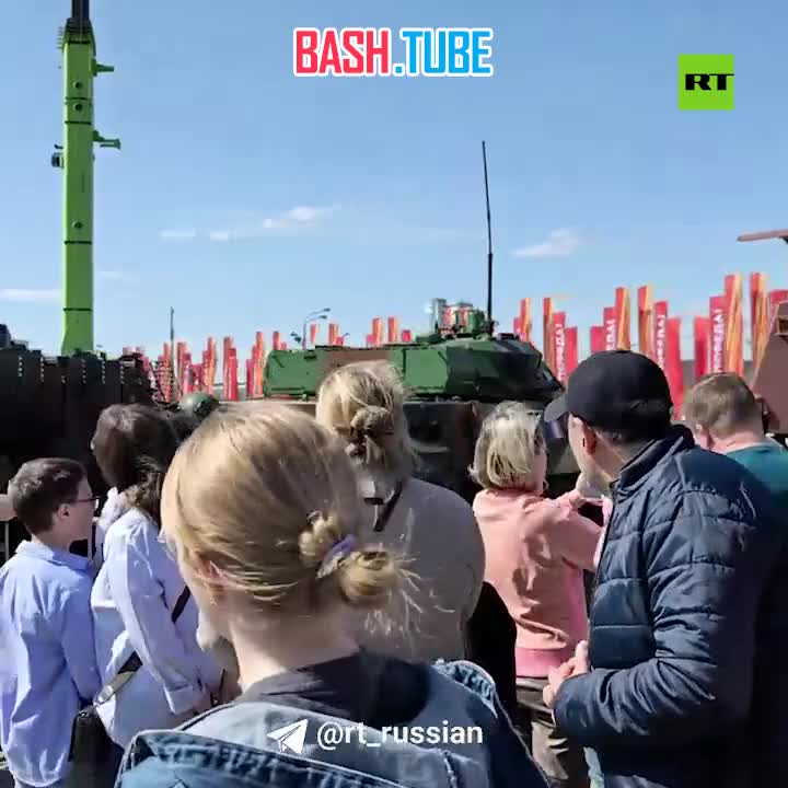 ⁣ Ажиотаж на Поклонной горе в Москве - толпа собралась посмотреть на трофейную технику за день до открытия выставки