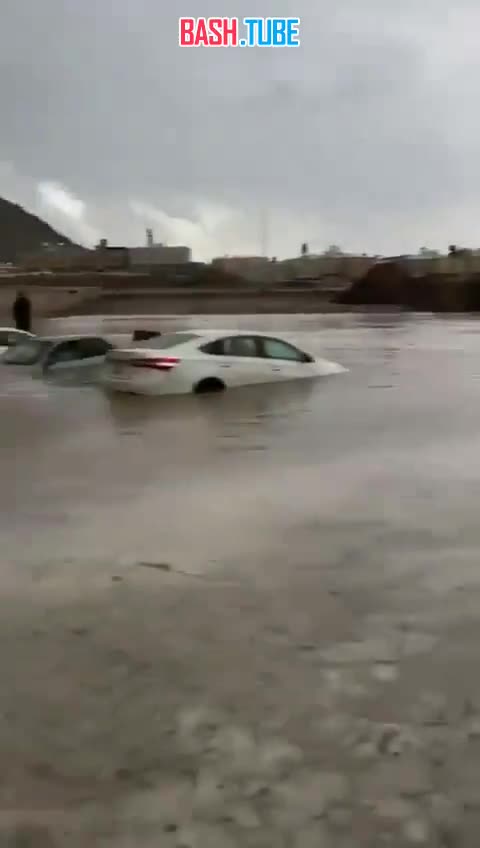 ⁣ Тысячи автомобилей затонули в Медине и окрестностях в результате нескольких дней ливней