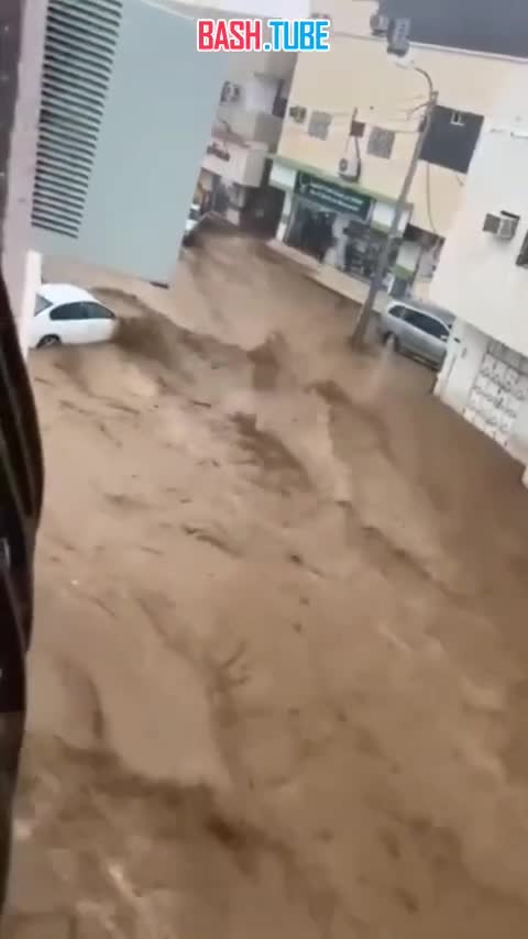 ⁣ Потоки воды добрались до города Медина в Саудовской Аравии