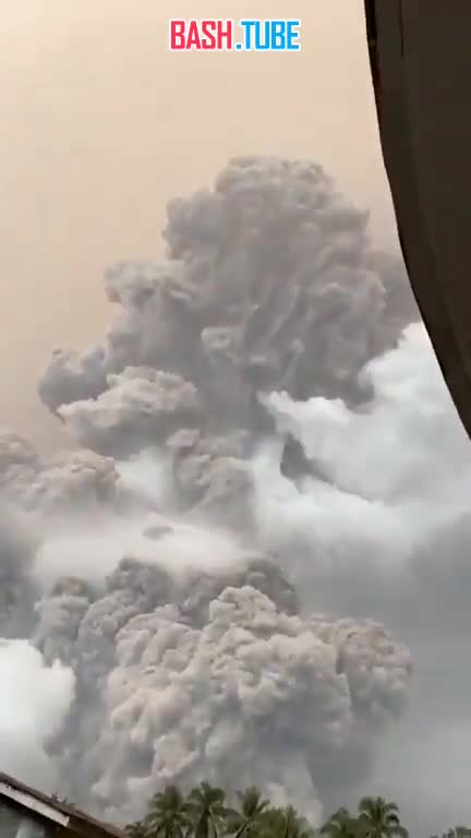 ⁣ Вулкан Руанг в Индонезии выбросил пепел на высоту более 20 км