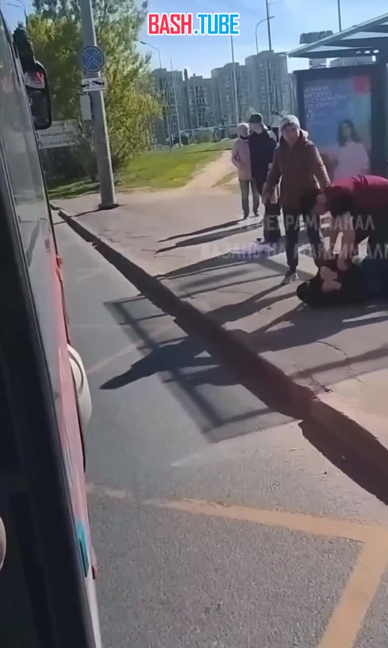 ⁣ В Казани на остановке у «Меги» кондуктор сильно избил пассажира