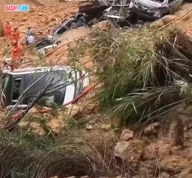 ⁣ 19 человек погибли из-за обрушения дорожного полотна скоростной трассы на юге Китая, еще 30 пострадали