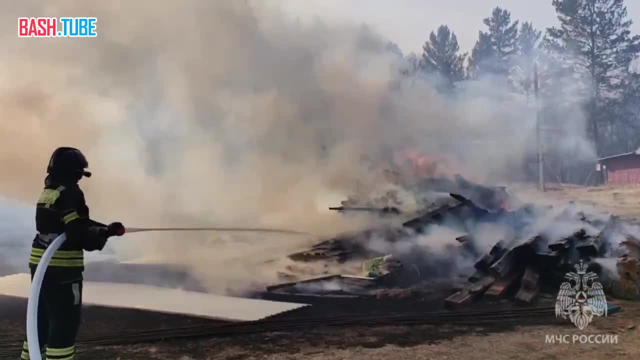 ⁣ Пожарные не допустили распространения огня на спортивный лагерь и дачный кооператив в Забайкалье, где горит СНТ