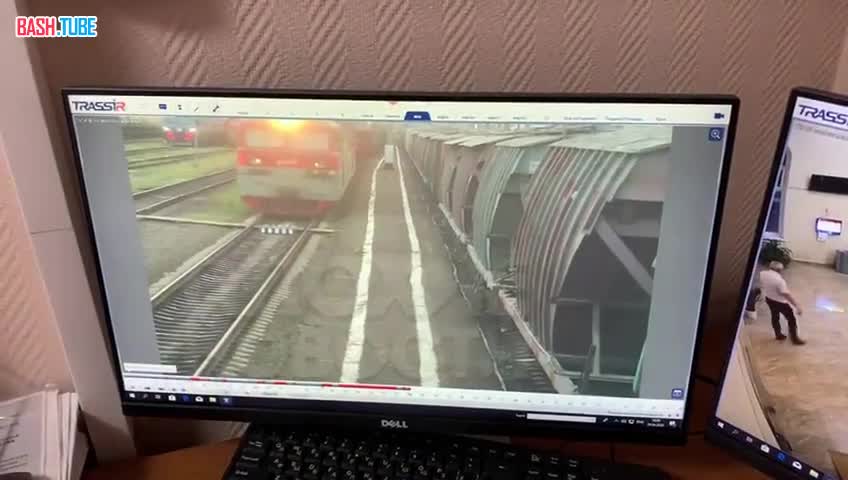⁣ Машинист спрыгнул с поезда во время движения, однако зацепился одеждой и ему отрубило ногу