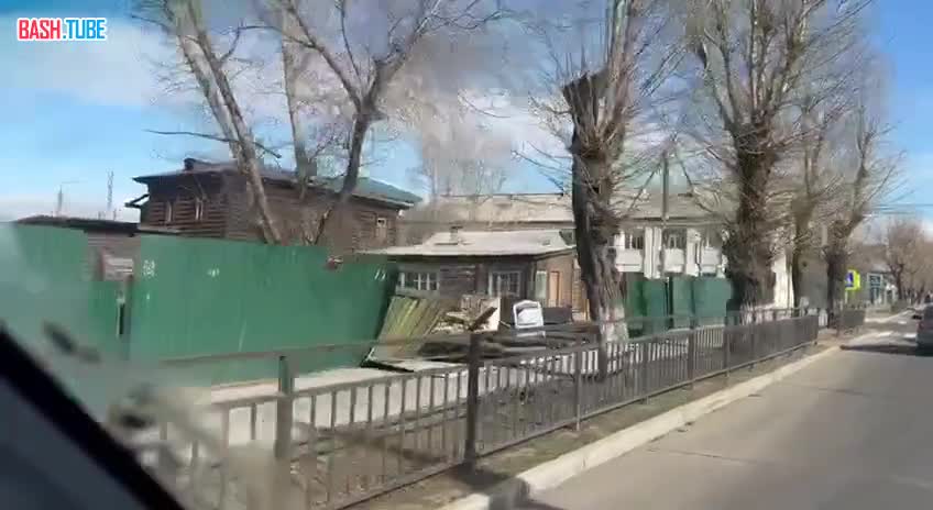 ⁣ Поваленные деревья, сломанные заборы и «летающие» коробки: в Улан-Удэ устраняют последствия ураганного ветра, сообщил мэр
