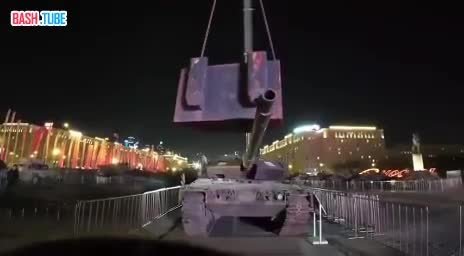 ⁣ На выставке в Москве демонстративно прогнули пушку немецкого танка «Леопард»