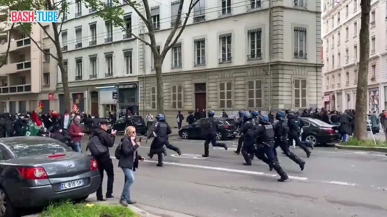 ⁣ Полиция разгоняет первомайскую демонстрацию во Франции