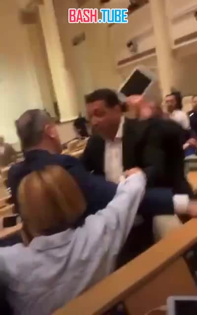 ⁣ В парламенте Грузии произошла драка между депутатами перед рассмотрением закона об иноагентах