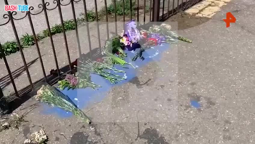  К Дому профсоюзов в Одессе несут цветы в память о страшной трагедии, которая произошла 2 мая 2014 года