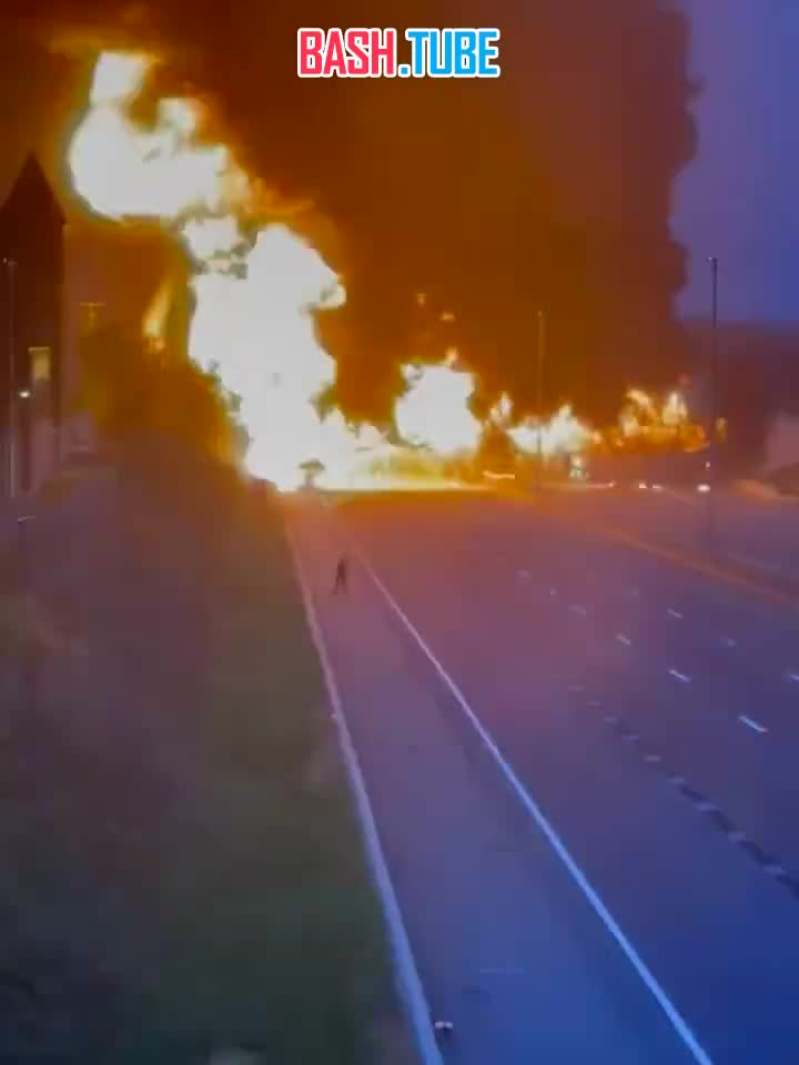 ⁣ В Норуолке, штат Коннектикут, бензовоз столкнулся с другим транспортным средством, что привело к взрыву топлива