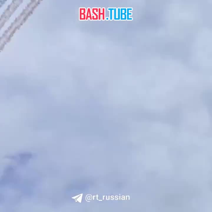 ⁣ Москвичи сняли, как в небе над столицей самолёты нарисовали триколор во время репетиции воздушной части парада Победы