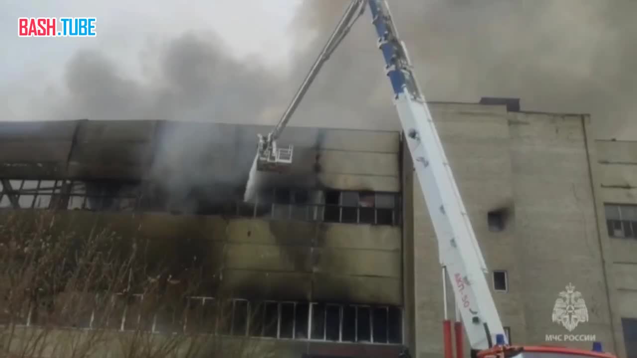 ⁣ В Новосибирске огнеборцы МЧС России ликвидируют крупный пожар