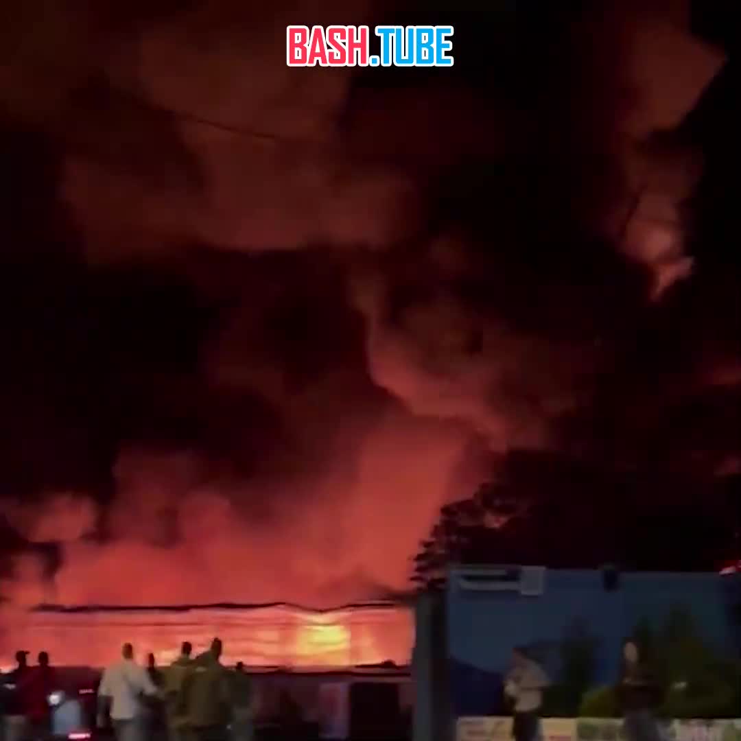 ⁣ Мощный пожар произошёл в Одессе после прилёта по складским помещениям