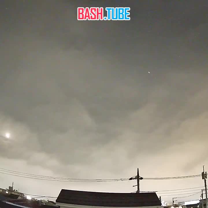 ⁣ Яркий огненный шар, предположительно болид, попал на видео в Хирацуке, Япония