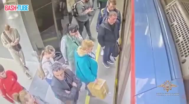 ⁣ В метро среди потока пассажиров может найтись тот, кто опустошит ваши карманы, как это случилось на станции «Каховская»