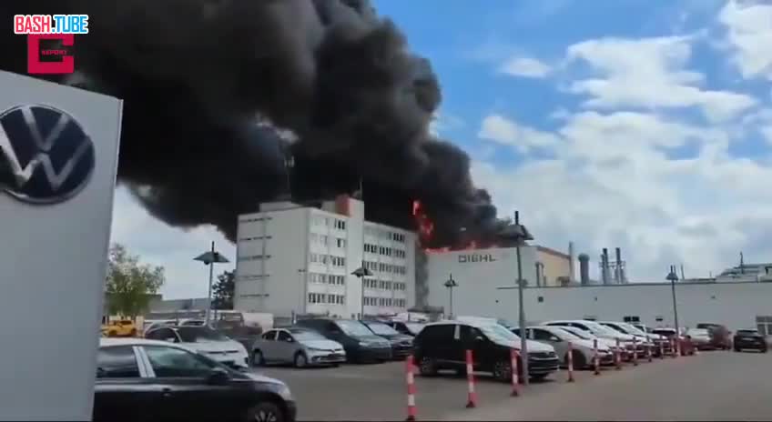 ⁣ Горящее в Берлине здание завода Diehl выгорело вплоть до крыши, часть здания обрушилась