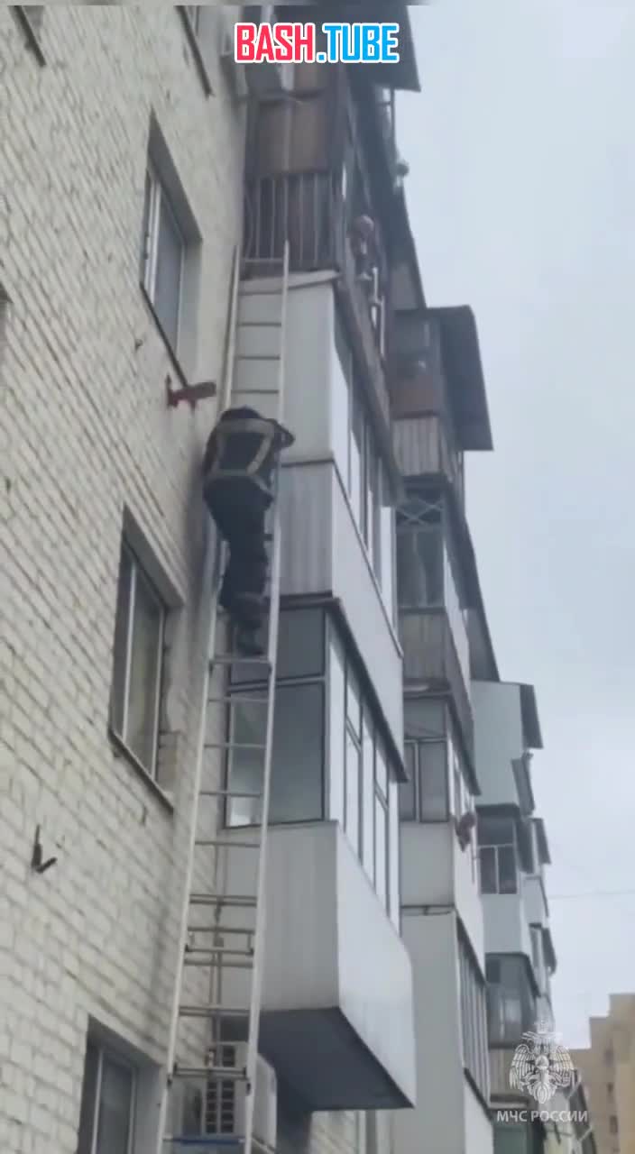 ⁣ В Орле сотрудники МЧС спасли ребенка, долгое время просидевшего на балконе