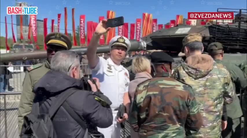  Иностранные военные атташе на выставке трофейной техники на Поклонной горе