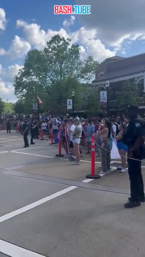 ⁣ Обе противоборствующие стороны, собравшиеся перед университетом Алабамы