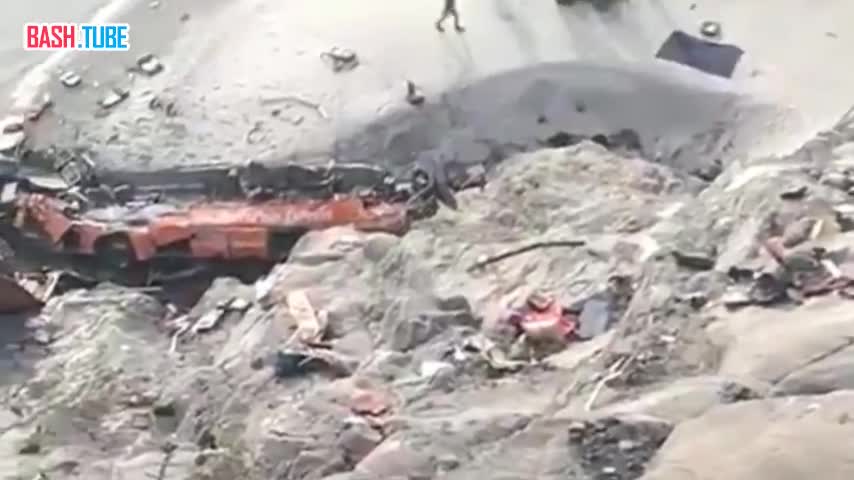 ⁣ Около 20 человек погибли при крушении автобуса на горной дороге в Пакистане