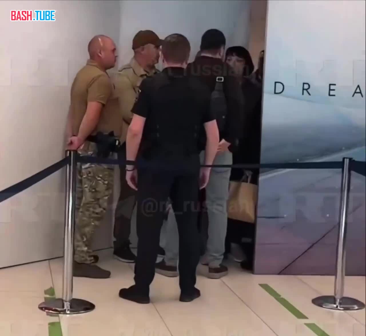 ⁣ Молдавские силовики задерживают в аэропорту Кишинёва прибывающих из Москвы