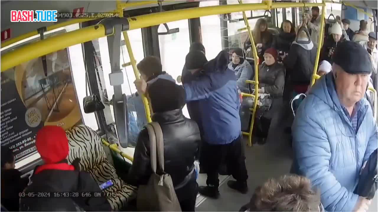 ⁣ В Казани пассажирка автобуса пыталась украсть у кондуктора телефон, но в драке вырвала еще и сережку из уха