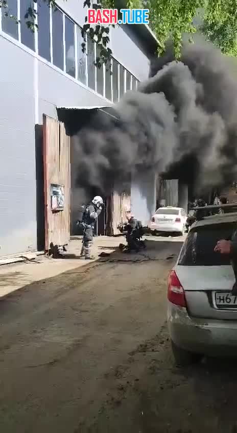  На юге Москвы сильный пожар в автосервисе