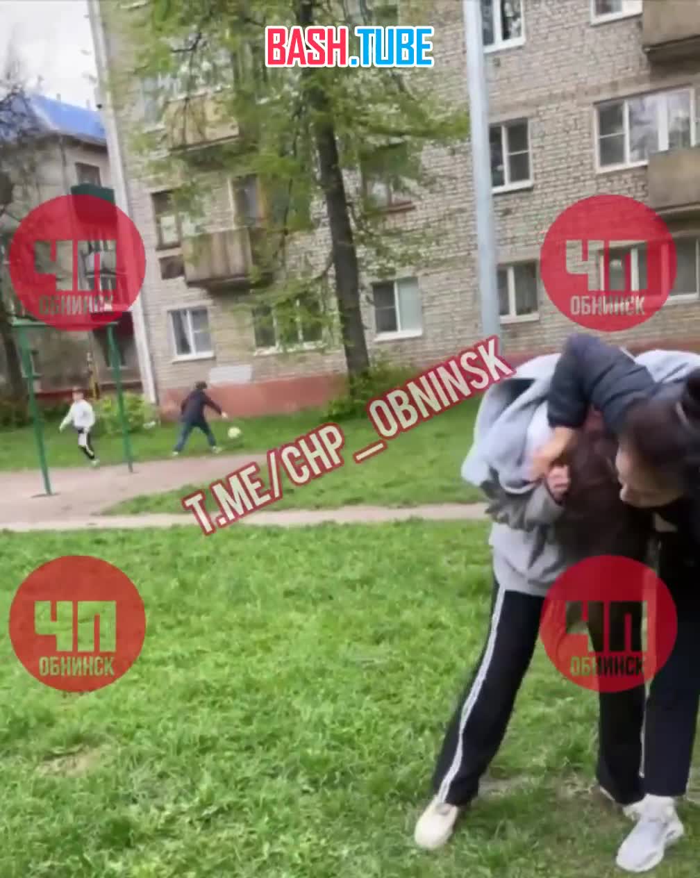 ⁣ В Обнинске на одной из детских площадок взрослая специалистка избила девочку-подростка