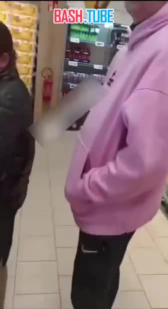⁣ Мужчину пристыдили за надпись «русни п***а» на толстовке