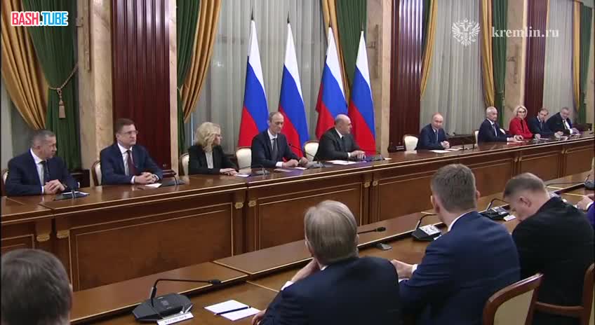 ⁣ Путин поблагодарил за работу правительство, которое сложит полномочия 7 мая после инаугурации президента