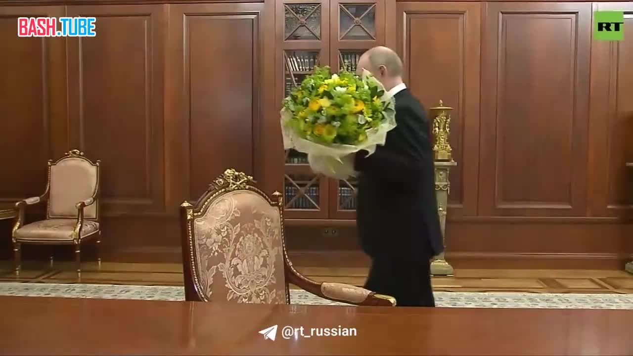 ⁣ Владимир Путин встретился со своей классной руководительницей Верой Гуревич и подарил ей цветы