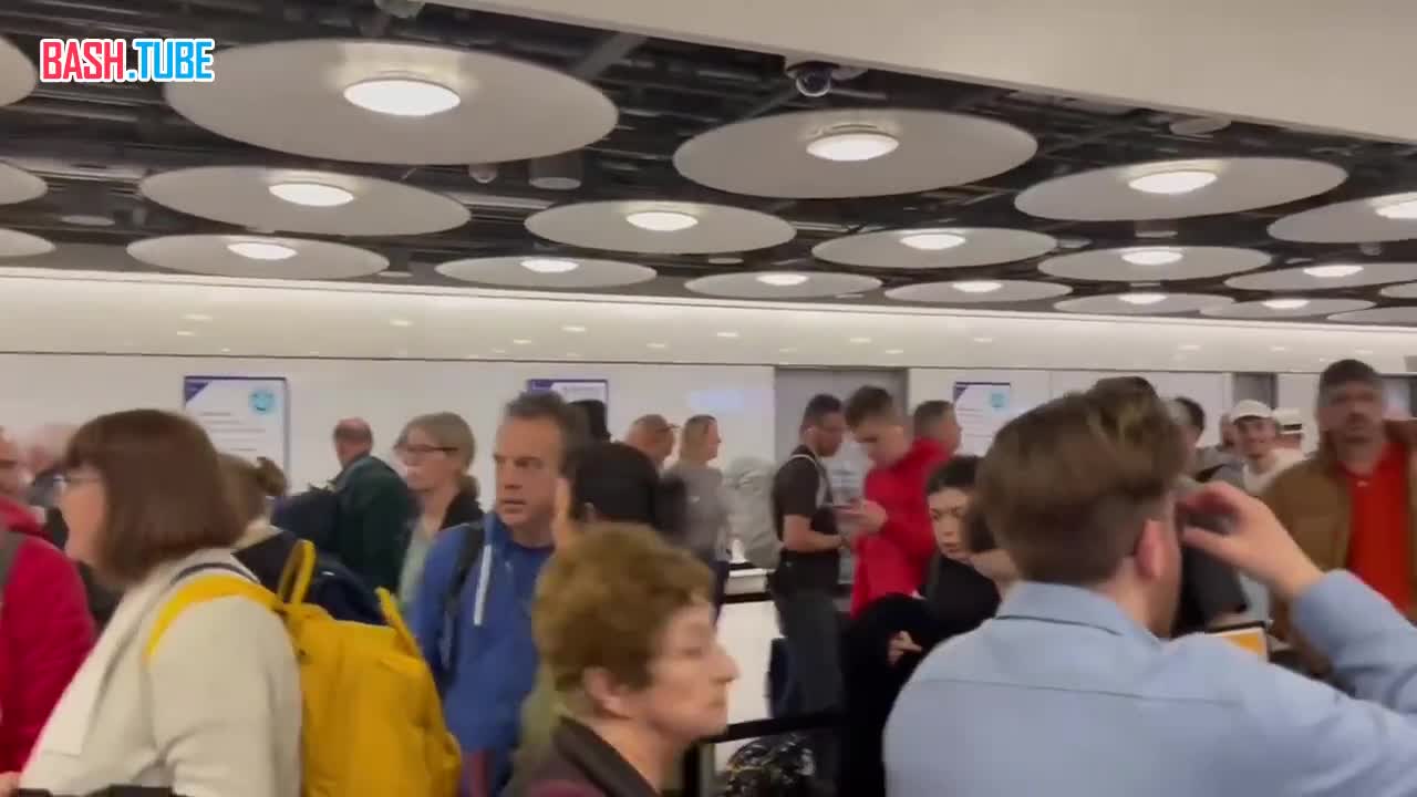 ⁣ В Великобритании фактически остановлена работа аэропортов, залы переполнены недовольными