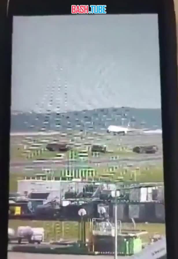 ⁣ Грузовой самолет приземлился в аэропорту Стамбула без передней стойки шасси
