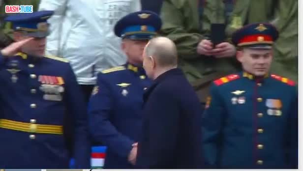 ⁣ Парад на Красной площади начался. Путин перед мероприятием поздоровался с ветеранами