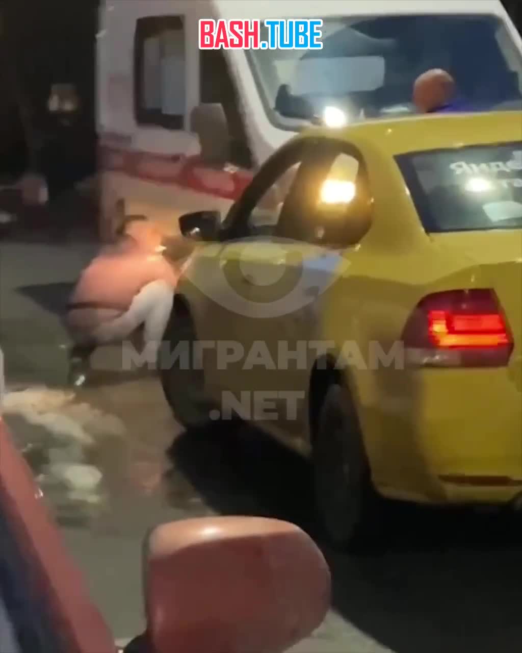 ⁣ В Екатеринбурге мигрант-таксист проткнул колёса машине скорой помощи