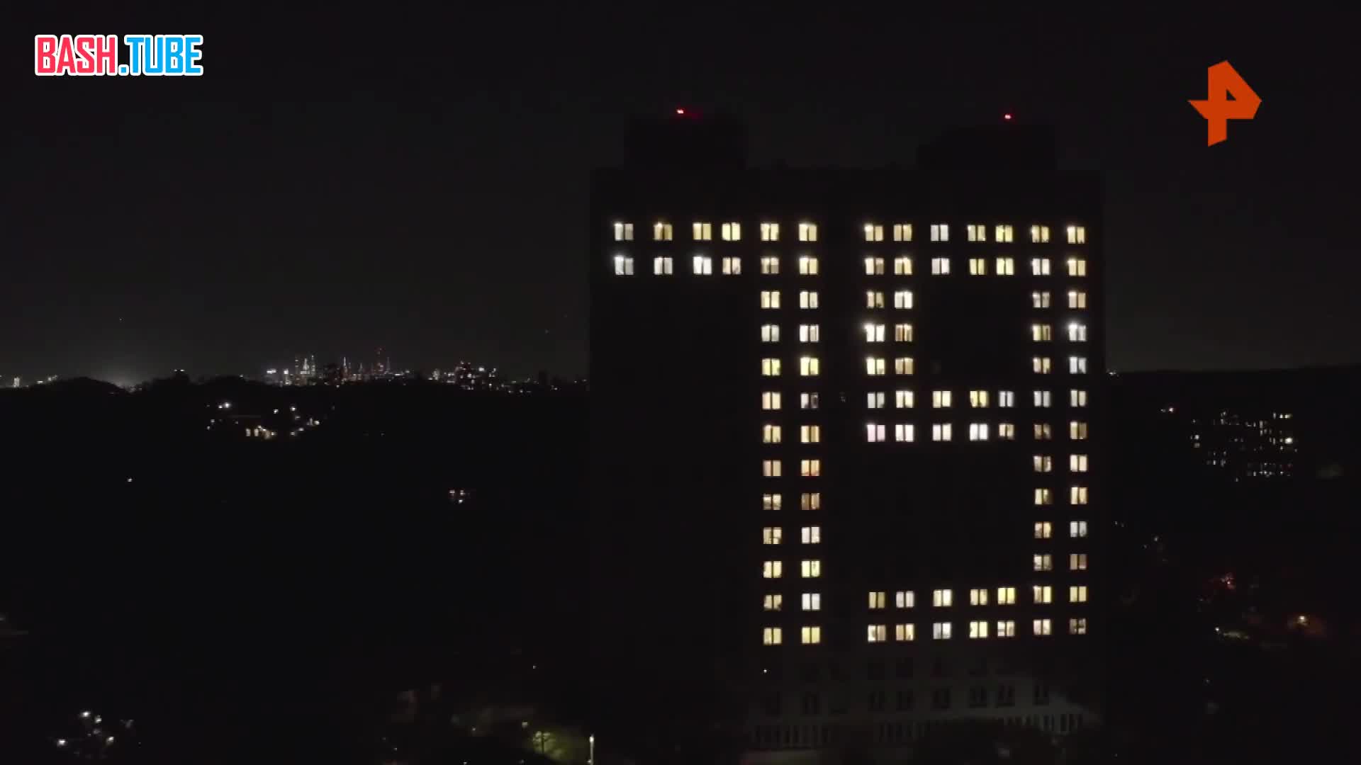 ⁣ Акция «Окна Победы» прошла в пригороде Нью-Йорка: на жилом комплексе Постпредства зажглась цифра 79 в память о Победе