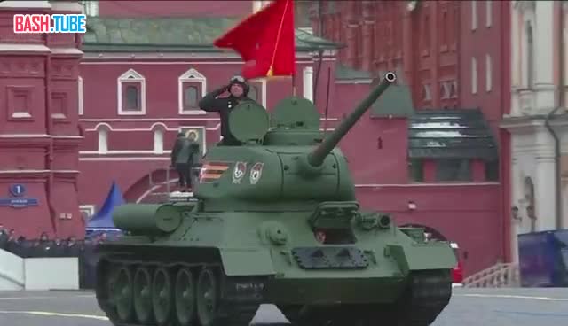 ⁣ По Красной площади поехала военная техника