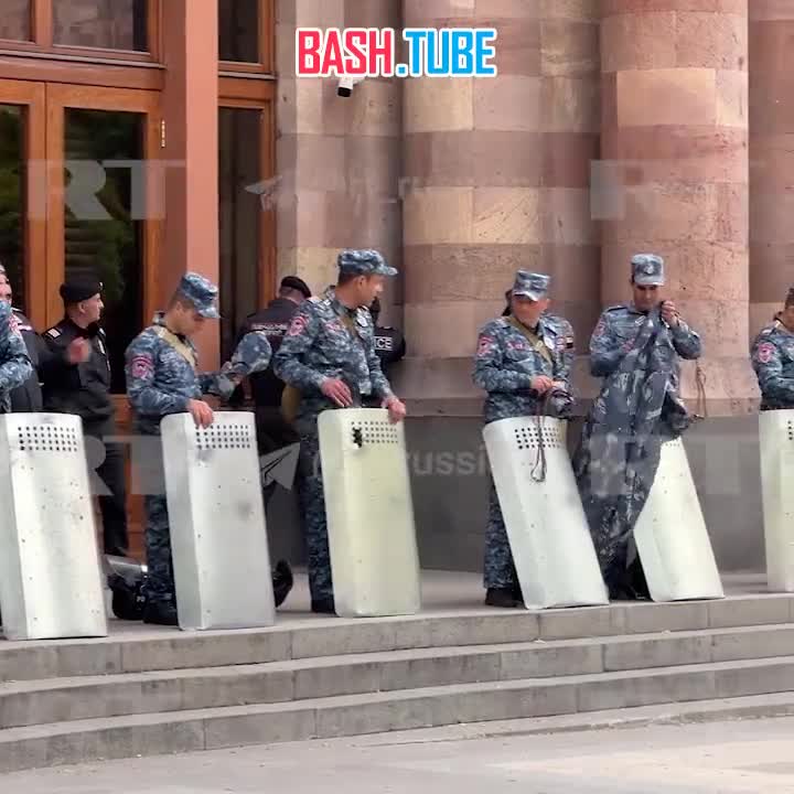 ⁣ Обстановка в Ереване: полиция охраняет здание парламента Армении, на городской площади порядка 400 человек