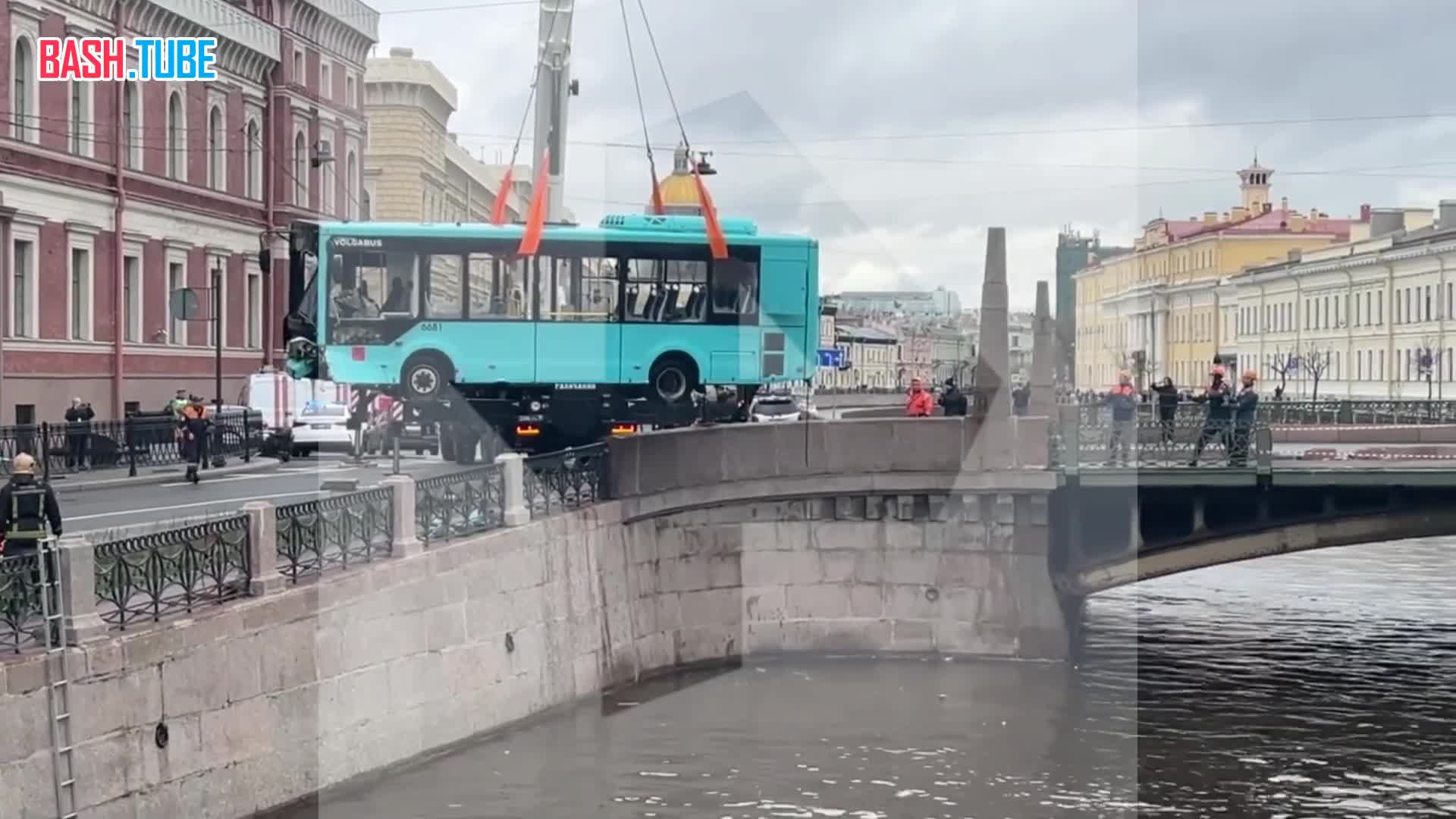 ⁣ Автобус, упавший с моста в Петербурге, подняли из воды