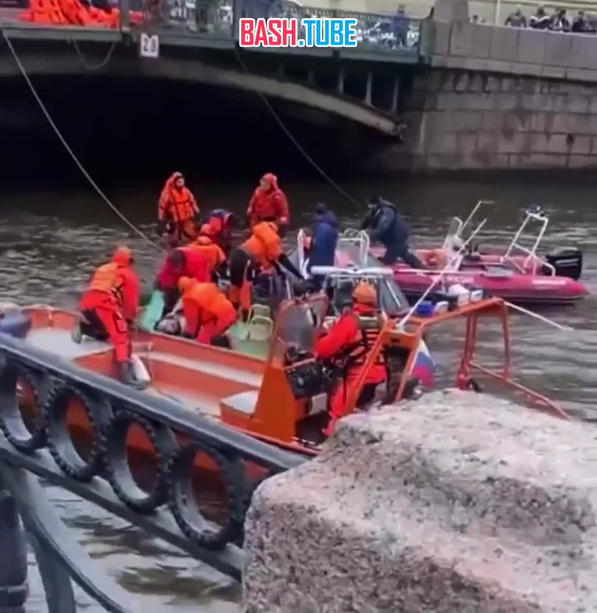  Сотрудники МЧС пытаются реанимировать людей прямо на крыше затонувшего автобуса