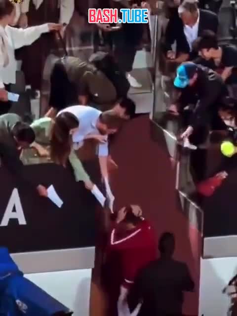 ⁣ Неизвестный бросил бутылку в голову сербу Новаку Джоковичу в тот момент, когда теннисист давал автографы