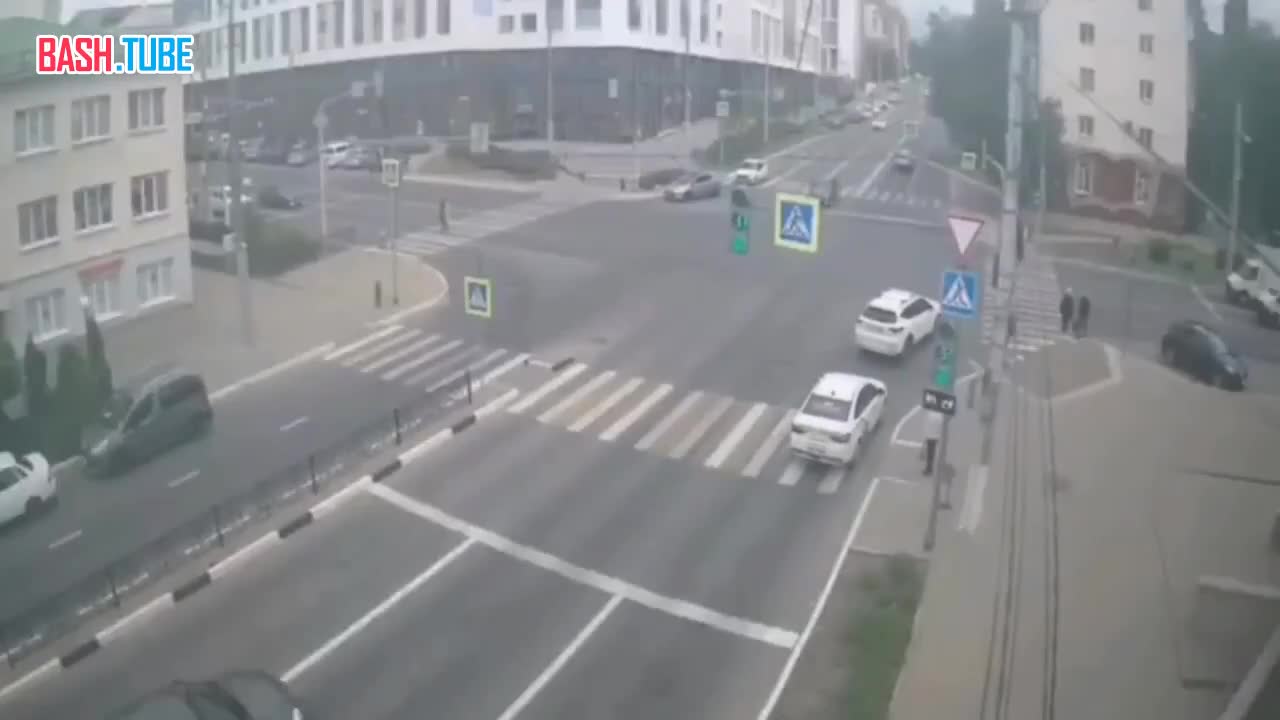 ⁣ В Белгороде автомобиль протаранил скорую на перекрестке. Пострадали восемь человек. В том числе - несовершеннолетний