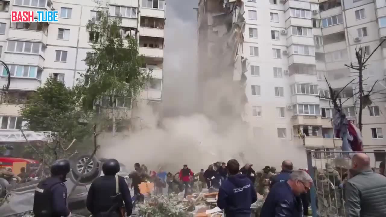  Момент падения крыши разрушенного дома в Белгороде с другого ракурса