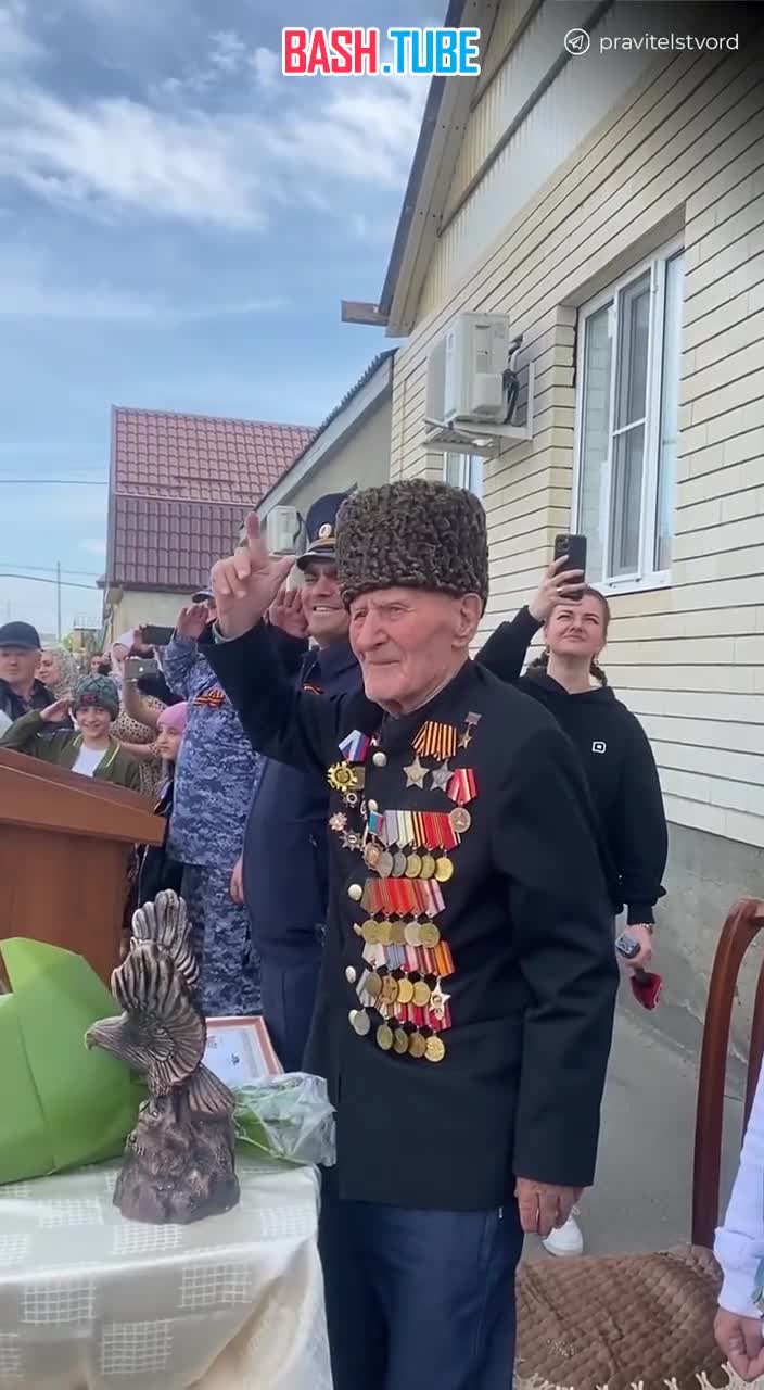 ⁣ В Дагестане силовики провели парад перед домом ветерана, которому в этом году исполнилось сто лет