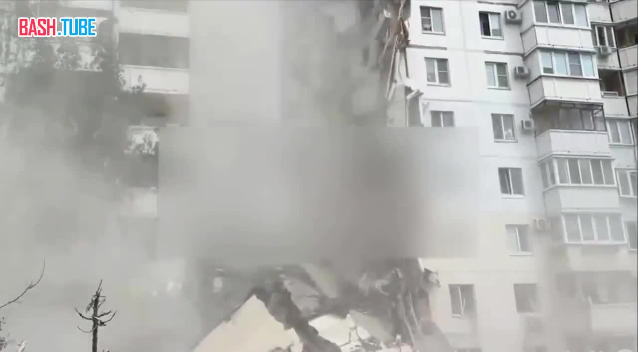 ⁣ У обрушившегося дома в Белгороде рухнула крыша - спасателей накрыло обломками