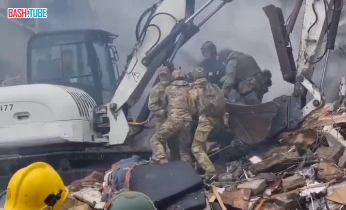 ⁣ Видео спасения раненого жильца обстрелянного дома в Белгороде